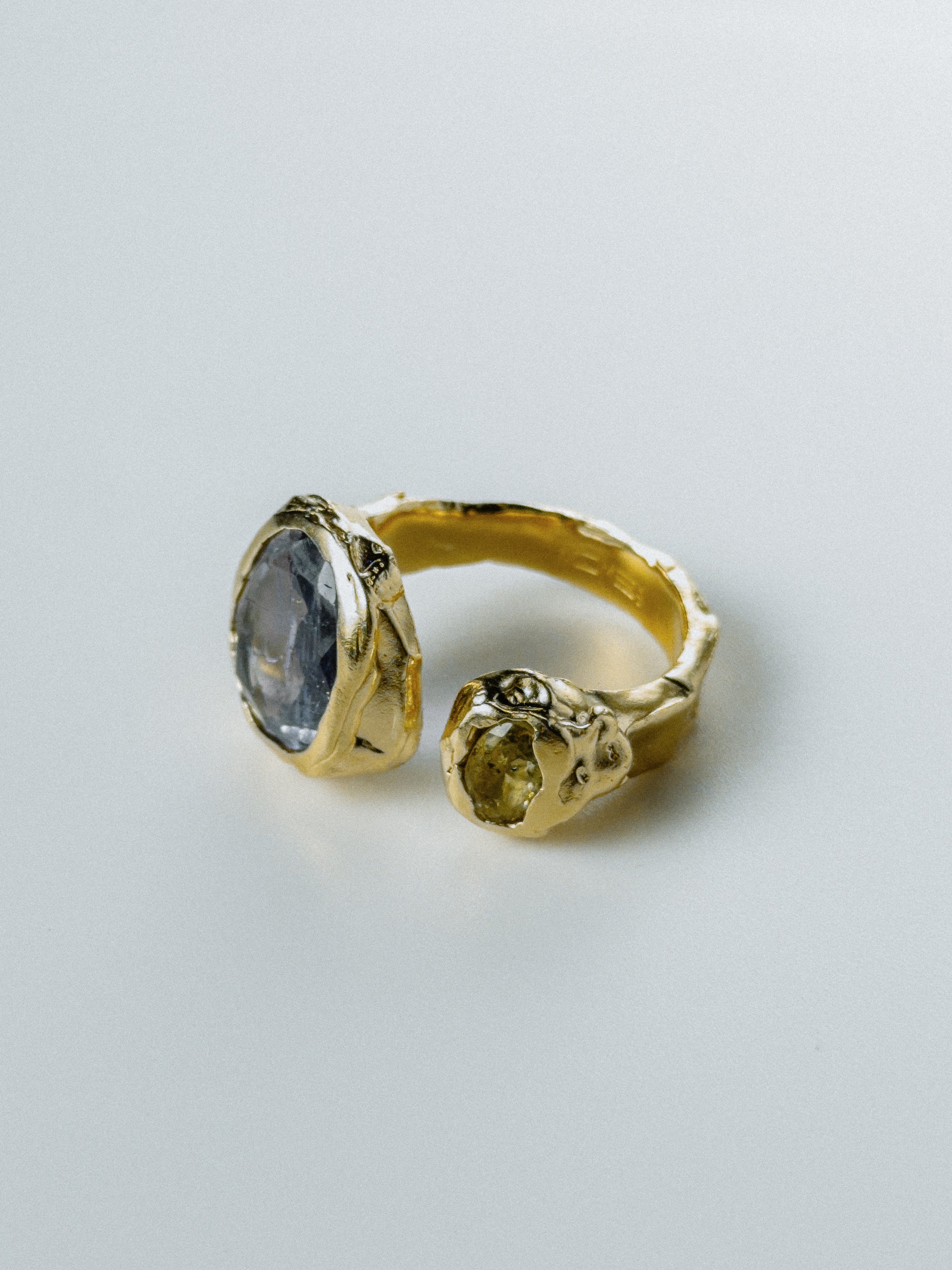 Gold Tanzanite N°160 🄼