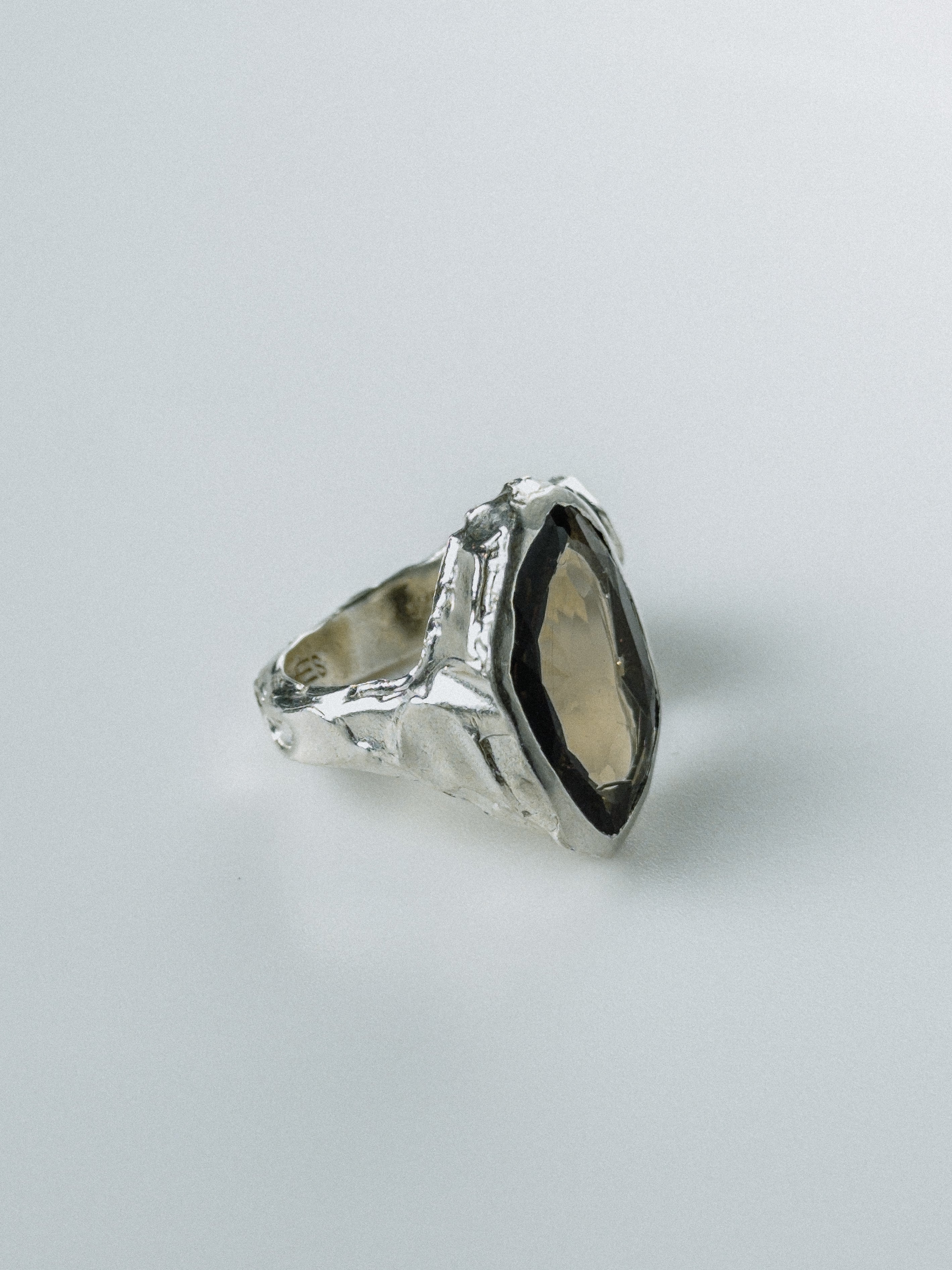 Silver Smoky Quartz N°76 🄻